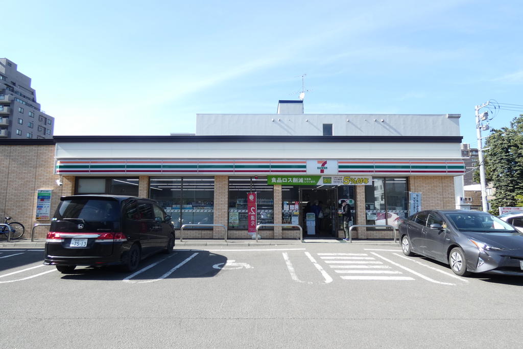 コンビニ　セブンイレブン札幌南19条西12丁目店（コンビニ）まで300m