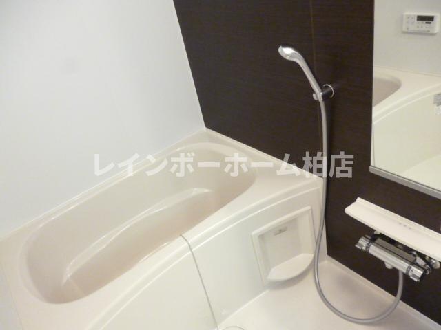 バス・シャワールーム　追い焚き機能・浴室乾燥機があります
