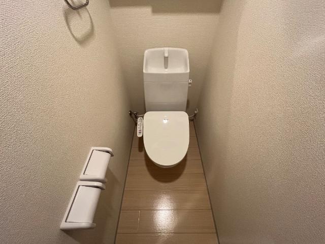 山陽電鉄本線 尾上の松駅 徒歩2分 2階建 築1年のトイレ写真