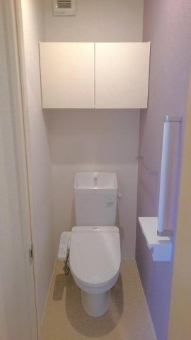 トイレ　落ち着いた色調のトイレです