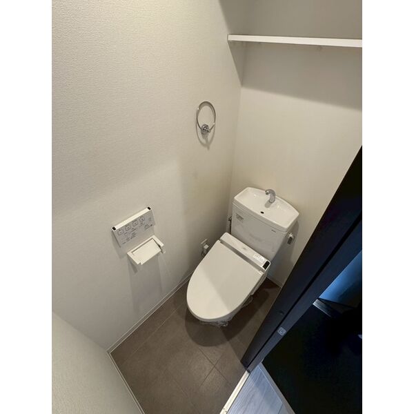 トイレ　※写真は同じマンションの違う部屋のものになります。