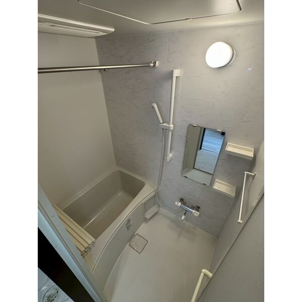 バス・シャワールーム　※写真は同じマンションの違う部屋のものになります。