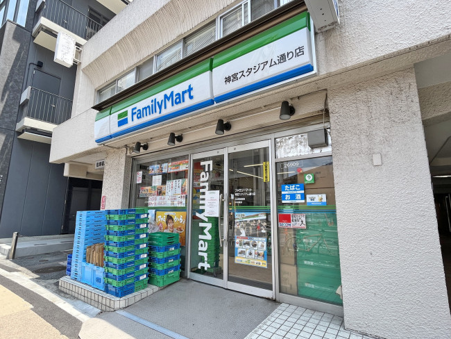 コンビニ　ファミリーマート神宮スタジアム通り店（コンビニ）まで276m