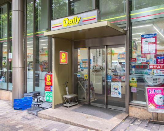 コンビニ　デイリーヤマザキ六本木３丁目店（コンビニ）まで61m