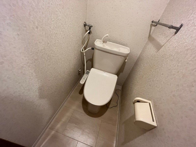 トイレ　ウォシュレット機能がついたトイレです。安心して使用できます。