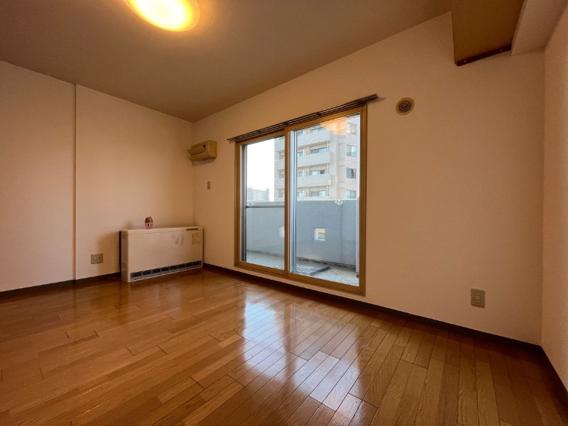 居室・リビング　広くてキレイなお部屋が広がっていて、充実した生活が送れそう。