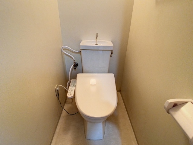 トイレ　掲載写真は空室の別部屋を掲載しております。実際のお部屋と仕様