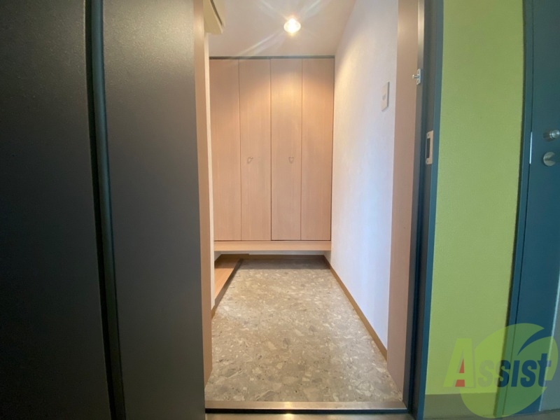 玄関　玄関です。ご覧の通り広々としていますね。