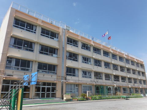 小学校　葛飾区立二上小学校（小学校）まで572m