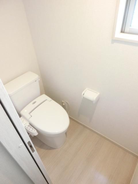 トイレ　温水洗浄便座付きです