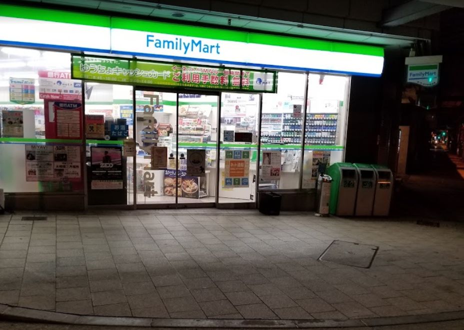 コンビニ　ファミリーマート　内久宝寺町四丁目（コンビニ）まで137m