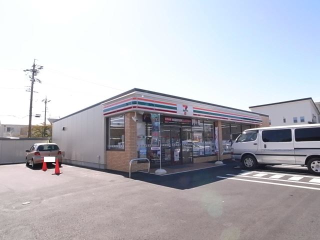 コンビニ　セブンイレブン（コンビニ）まで560m