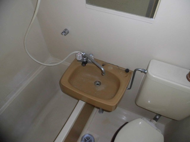 洗面設備　鏡付きの洗面台です。