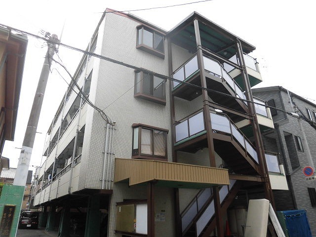 建物外観　綺麗な４階建の建物です。