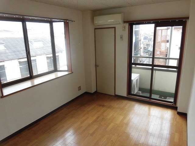 居室・リビング　出窓があり、二面採光の明るいお部屋です。