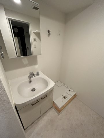 洗面設備　※写真は同じマンションの違う部屋のものになります。