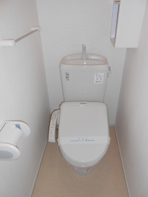 トイレ　温水洗浄便座完備・小物収納有り