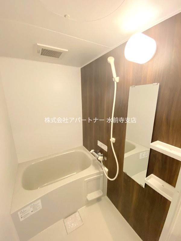 バス・シャワールーム　綺麗で広いお風呂がついております！