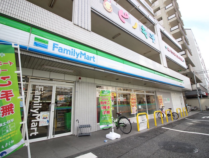 コンビニ　ファミリーマート（コンビニ）まで208m