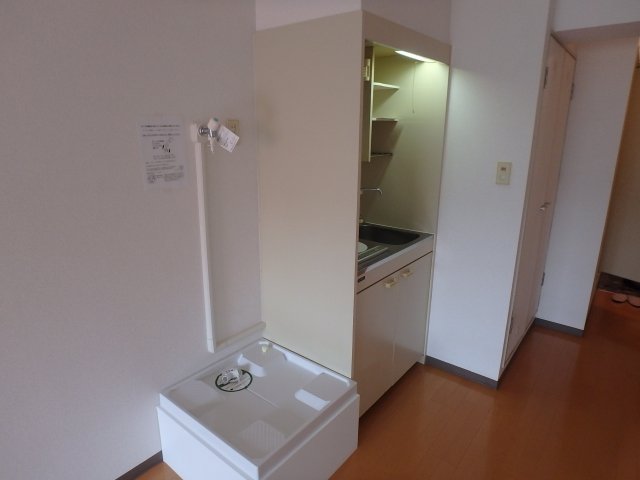 その他設備　防水パン付きの洗濯機置場です。