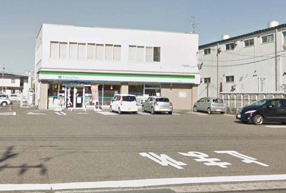 コンビニ　ファミリーマート 新潟鐙西店（コンビニ）まで489m