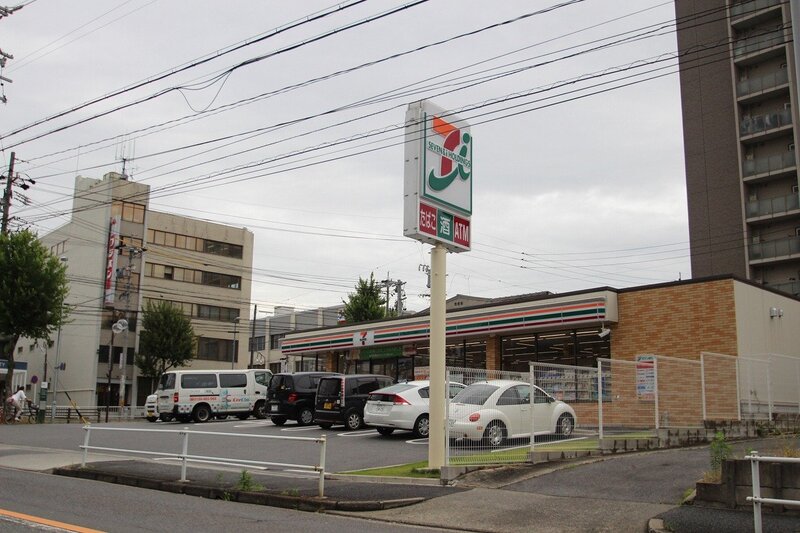 コンビニ　セブンイレブン名古屋弥富通1丁目店（コンビニ）まで304m