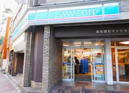 コンビニ　ローソン 西麻布四丁目店（コンビニ）まで107m