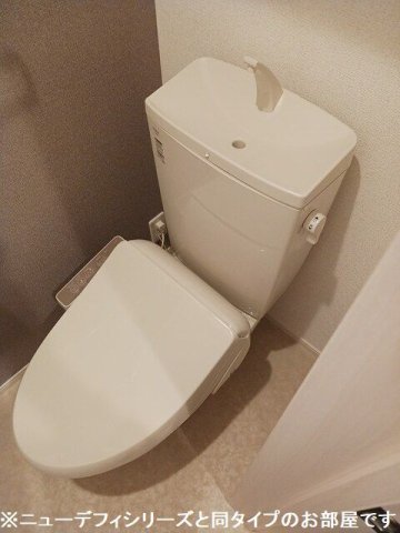 トイレ　落ち着いた色調のトイレです