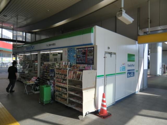コンビニ　ファミリーマート（コンビニ）まで550m