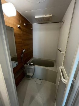 バス・シャワールーム　浴室乾燥機付きバス。
