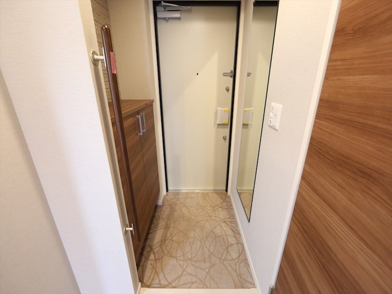 玄関　玄関　シューズボックス　姿見鏡付き（収納充実してます）