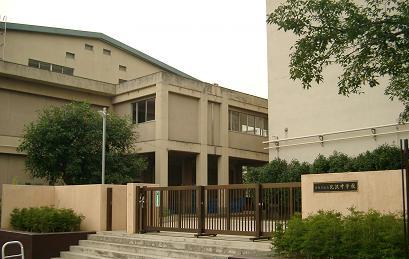 中学校　世田谷区立北沢中学校（中学校）まで761m