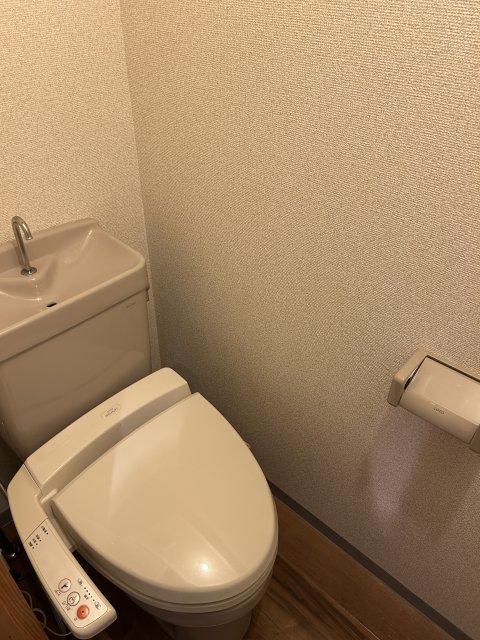 トイレ　同物件別号室の写真です。