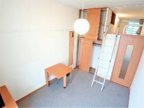 レオパレスSUNRISEの居間写真