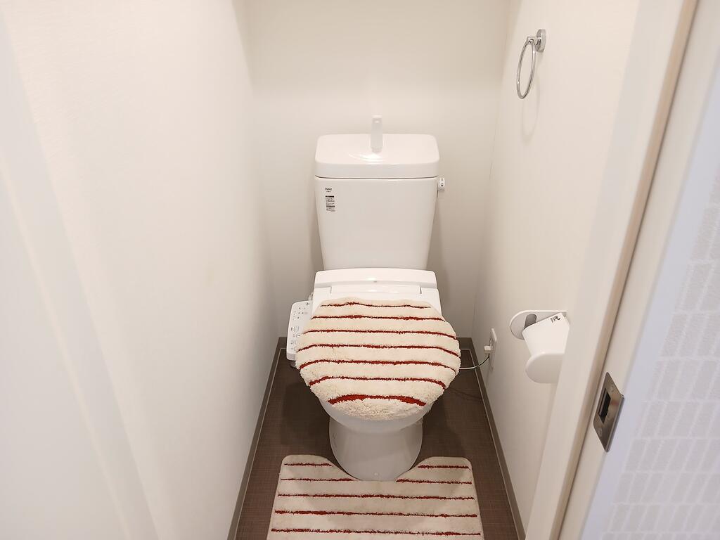トイレ　トイレの上に棚があって便利♪　※別号室