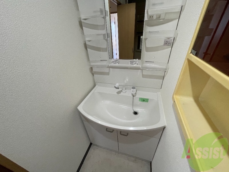 洗面設備　洗面台は脱衣所に御座います。朝の準備もはかどりそうです。