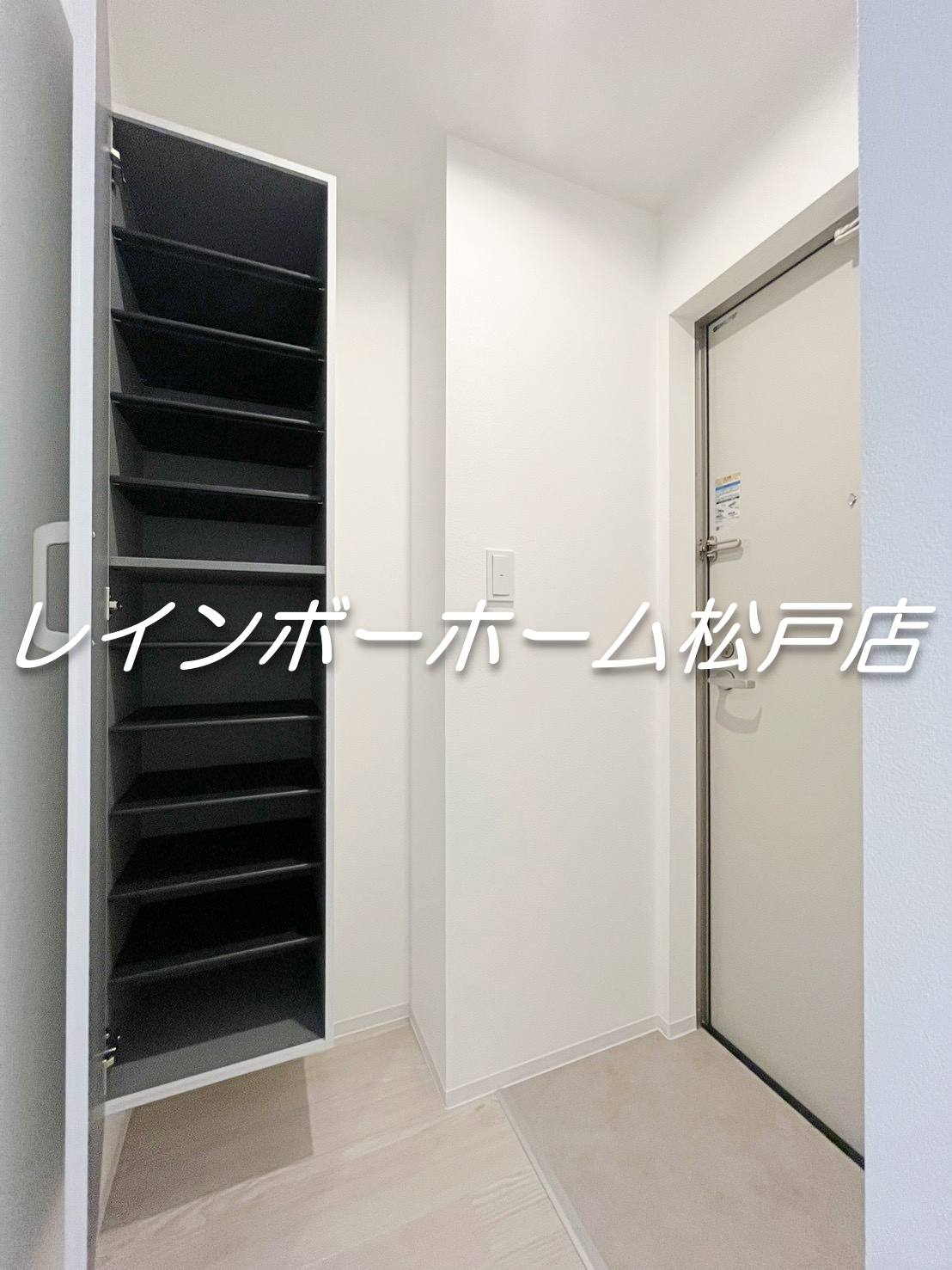 玄関　収納もある玄関です
