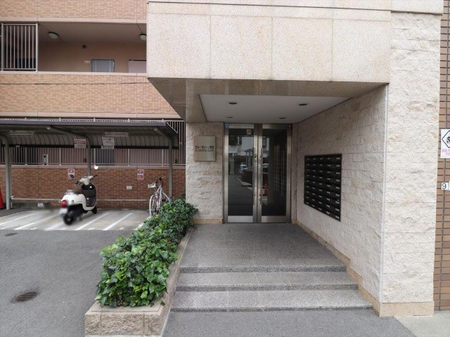 エントランス　オートロック付きで防犯面も安心です