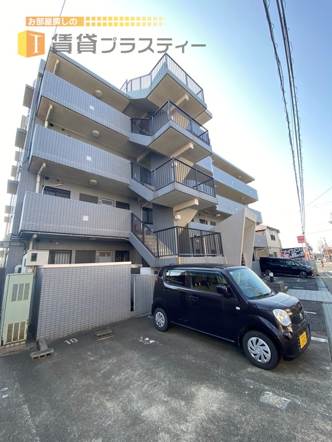 建物外観　周辺商業施設に囲まれたマンション。