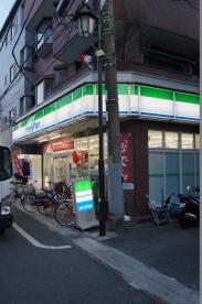 コンビニ　ファミリーマート久地店（コンビニ）まで579m