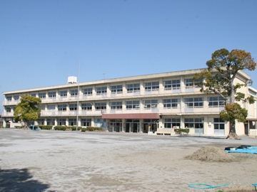 小学校　愛西市立勝幡小学校（小学校）まで339m