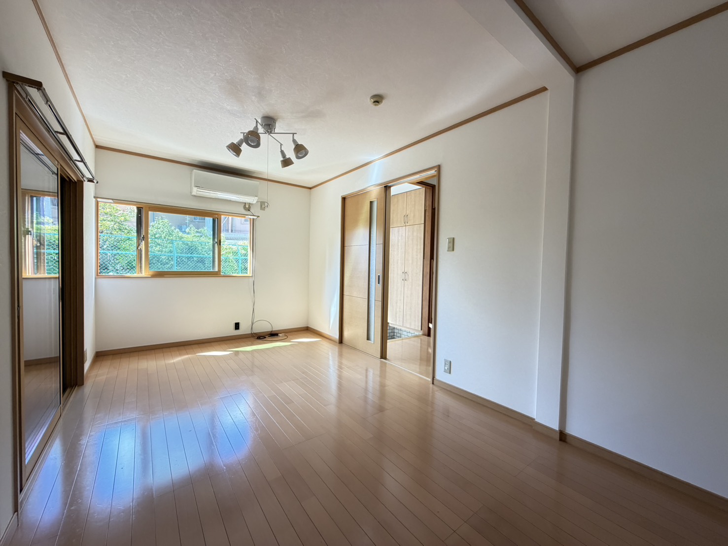 舞子台6丁目戸建の居間写真