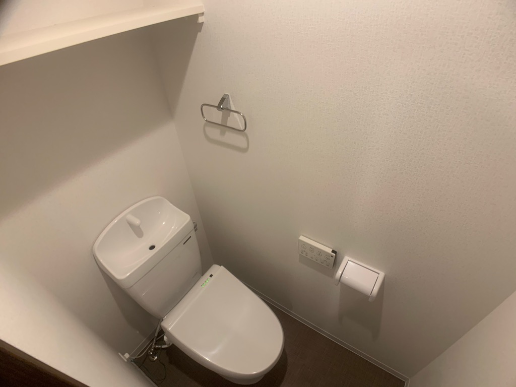 トイレ　温水洗浄便座付きのトイレです♪