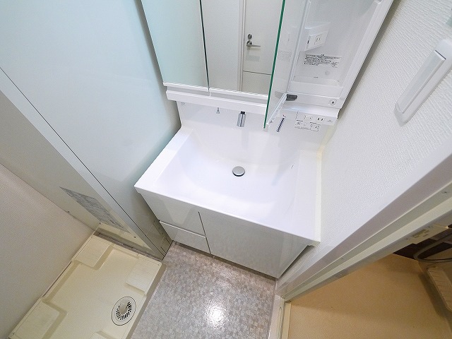 洗面設備　ゆったりとスペースのある洗面所
