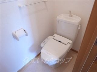 トイレ　シャワートイレ・収納棚あり