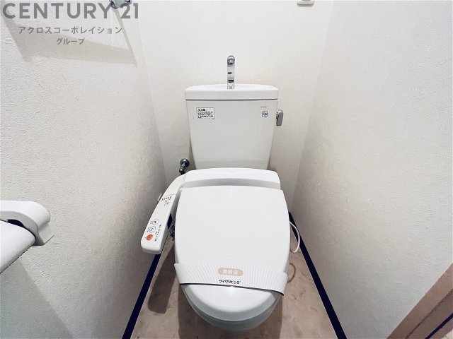 トイレ　温水洗浄便座付きのトイレです♪