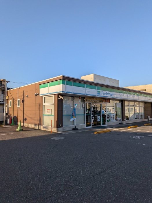 コンビニ　ファミリーマート（コンビニ）まで20m