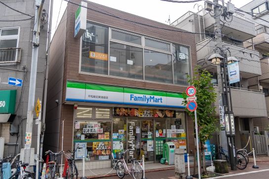 コンビニ　ファミリーマート平和島旧東海道店（コンビニ）まで106m