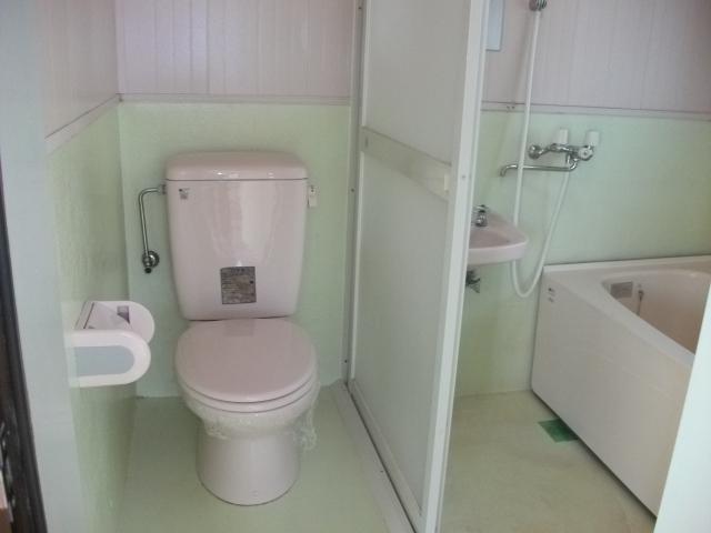 バス・シャワールーム　トイレとバスルームですが引戸で仕切れます