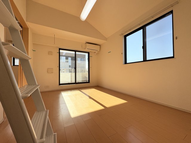 居室・リビング　写真は同建物の別部屋を参考に掲載しております。